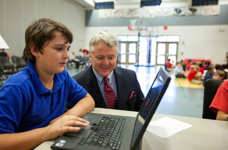 Treasurer Loftis visiting Financial Literacy Event